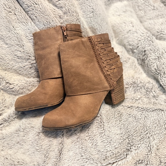 Stylish Tan Ankle Boots with Braided Accent - Picture 3 of 4